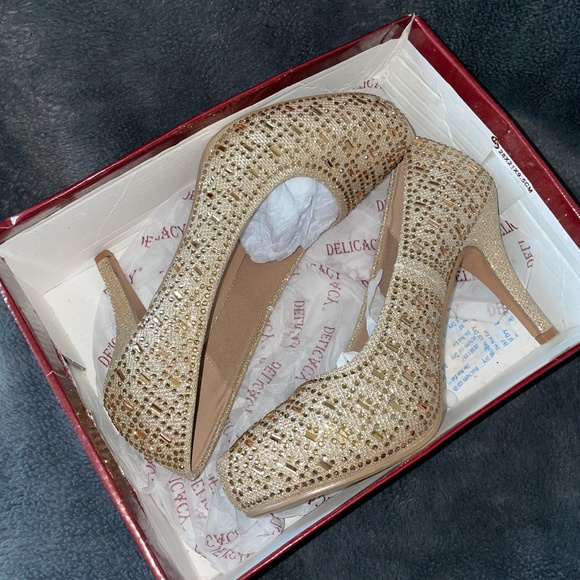 Ladies Gold Heels - Picture 7 of 7